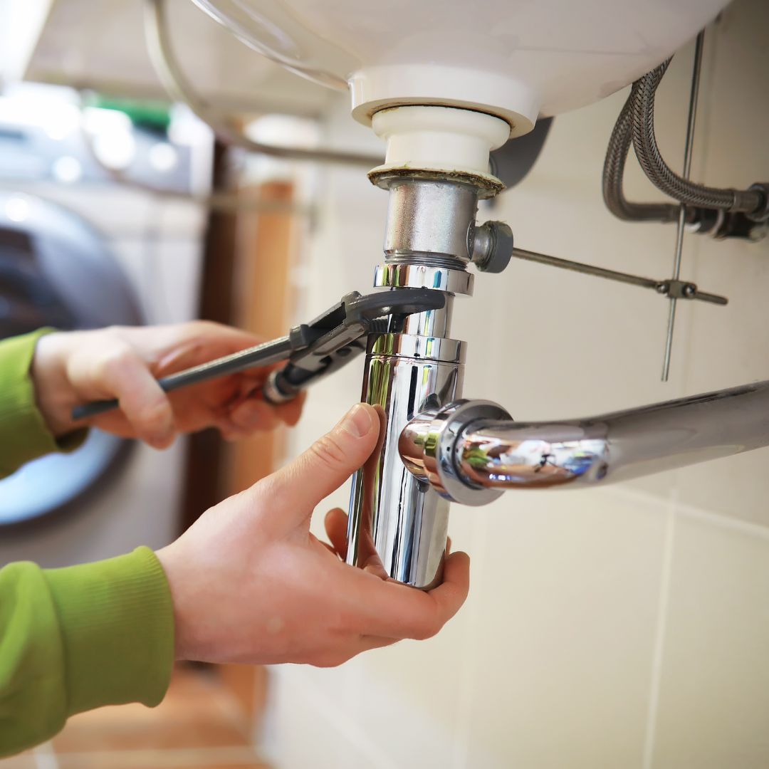 fixing plumbing pipes